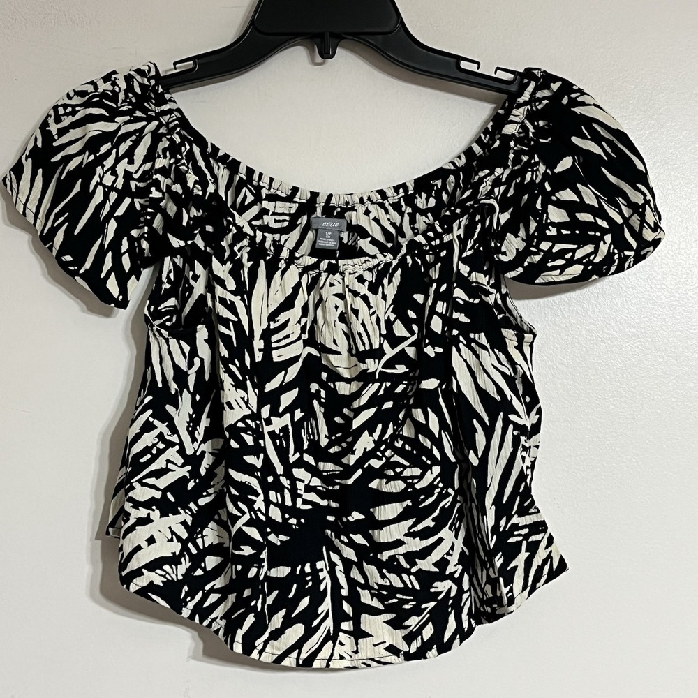 Aerie Women's Off The Shoulder Floral‎ Print Crop Top Size Small Black & White
